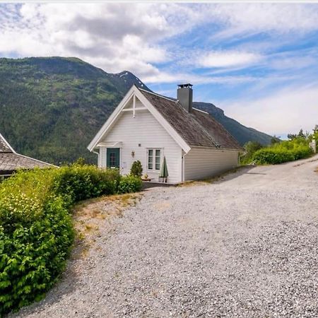 Nydelig Lite Hus Med Egen Vedfyrt Baksteovn. Villa Kaupanger Eksteriør bilde
