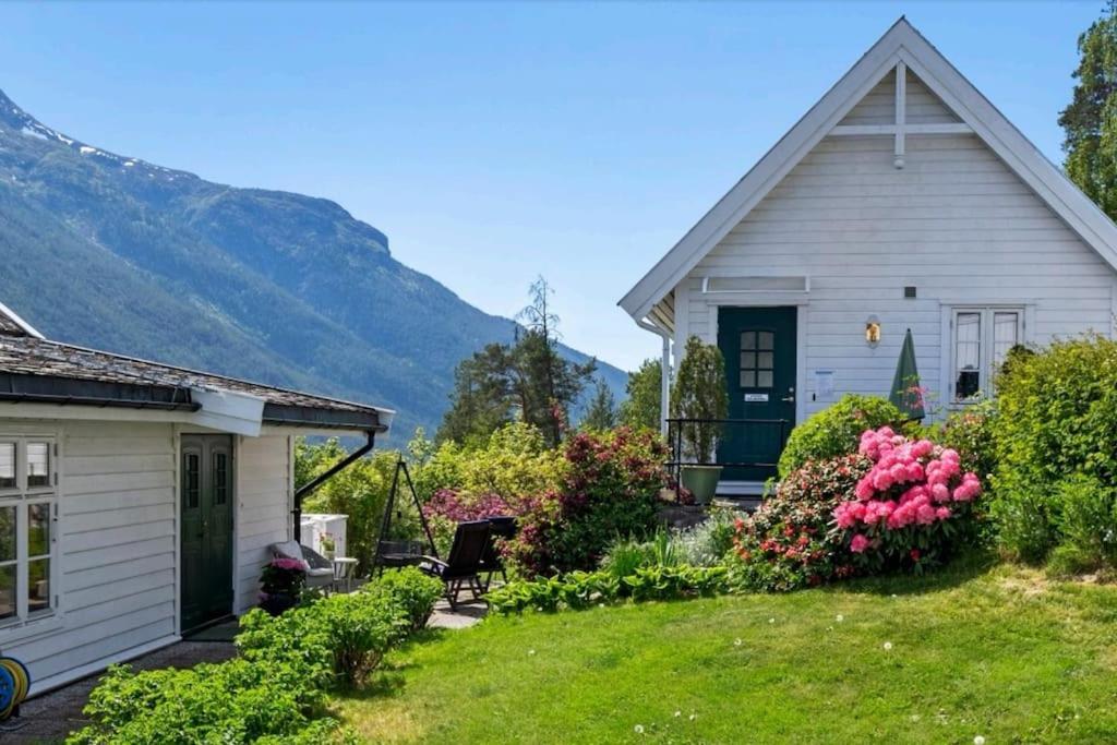 Nydelig Lite Hus Med Egen Vedfyrt Baksteovn. Villa Kaupanger Eksteriør bilde