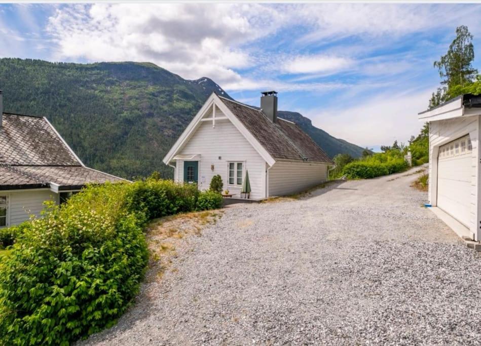 Nydelig Lite Hus Med Egen Vedfyrt Baksteovn. Villa Kaupanger Eksteriør bilde